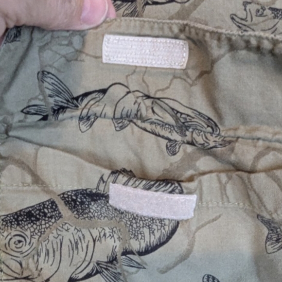Cabela's 2XL fishing shirt in green with fish graphics and back vent panel - Picture 9 of 14